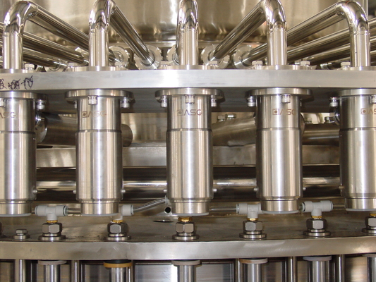 Automatic Rotary Carbonated Drink Filling Machine Simply Replace Guide Plate 20000BPH 80 Heads